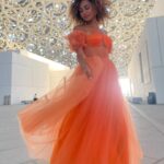 Mélanie Thomas Instagram - Au Louvre, i wear orange 🍊 #louvreabudhabi
