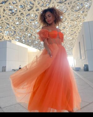 Mélanie Thomas Instagram - Au Louvre, i wear orange 🍊 
#louvreabudhabi
