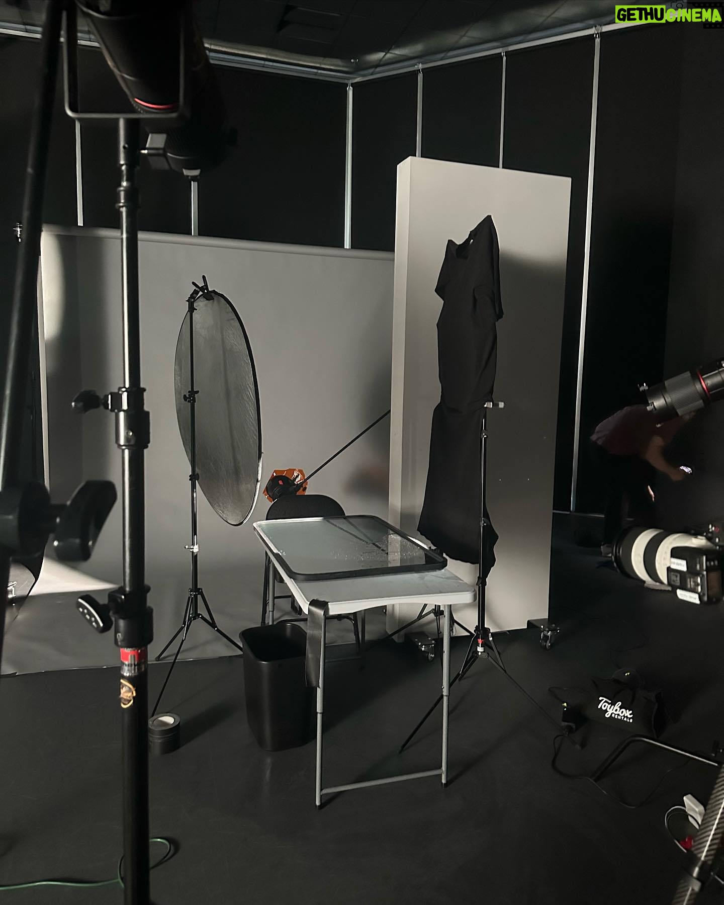 Mélanie Thomas Instagram - Throwback on misconception cover shoot