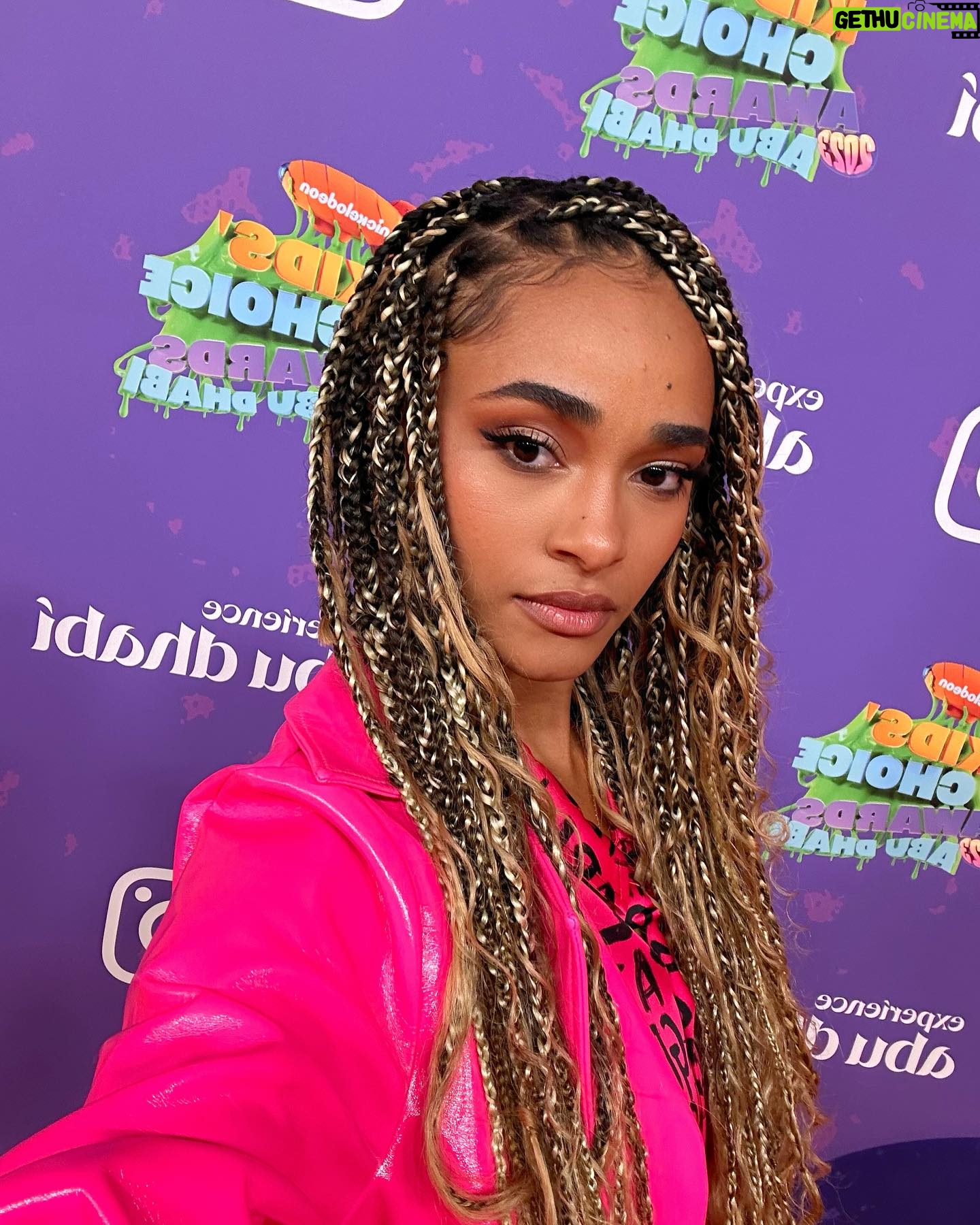 Mélanie Thomas Instagram - Thank you @nickelodeon.arabia for the invitation! We’ve presented an award and we got to perform two of @nowunited songs and i am so grateful that I got to perform AllNightLong for the show! 🩷 We also got slimedddd 🤪 #kidschoiceawards