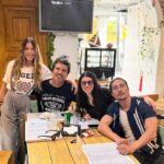 Mónica Ayos Instagram - 🌎🌍🌏♥️ Hoy. Festejando nuevos comienzos muy emocionantes . #familia #mifamilia @diegooliveraok @federicoayos @vickydoll22