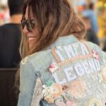 Mónica Ayos Instagram - "I'm a Legend" 💋 No lo digo yo, 🤪🤷🏼‍♀️ lo dice mi regalo de Navidad en mi espalda🦋🎠🦋 Feliz Navidad🎄 !!!!!!! #merrychristmas #feliznavidad #navidad #christmas