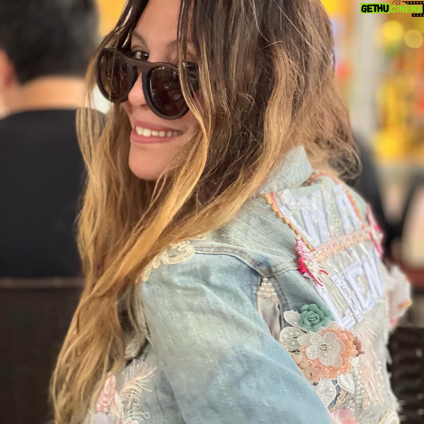 Mónica Ayos Instagram - "I'm a Legend" 💋 No lo digo yo, 🤪🤷🏼♀️ lo dice mi regalo de Navidad en mi espalda🦋🎠🦋 Feliz Navidad🎄 !!!!!!! #merrychristmas #feliznavidad #navidad #christmas