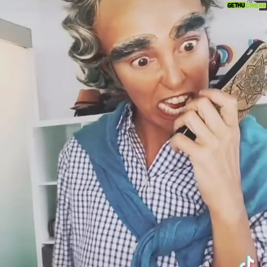 Mónica Ayos Instagram - A pedido🤦🏼♀️🙏🏻🤌🏻👉🏻Un clásico. 🫵🏻👑 Debo agradecer este escape creativo, una suerte de alivio frente al confinamiento/cuarentena en aquella etapa de incertidumbre mundial #pandemia #besoton #fritonga #covi̇d19 #humor