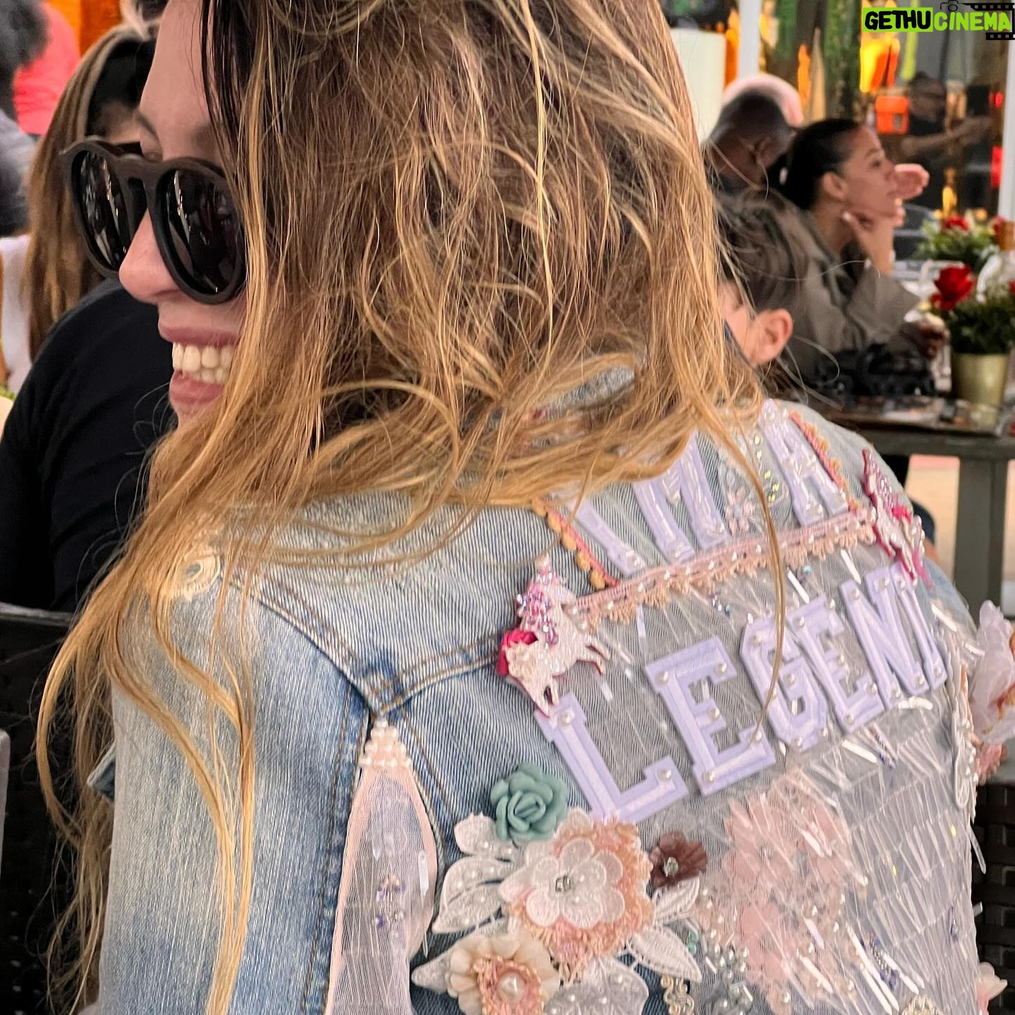 Mónica Ayos Instagram - "I'm a Legend" 💋 No lo digo yo, 🤪🤷🏼♀️ lo dice mi regalo de Navidad en mi espalda🦋🎠🦋 Feliz Navidad🎄 !!!!!!! #merrychristmas #feliznavidad #navidad #christmas
