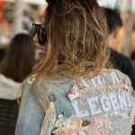 Mónica Ayos Instagram - "I'm a Legend" 💋 No lo digo yo, 🤪🤷🏼‍♀️ lo dice mi regalo de Navidad en mi espalda🦋🎠🦋 Feliz Navidad🎄 !!!!!!! #merrychristmas #feliznavidad #navidad #christmas