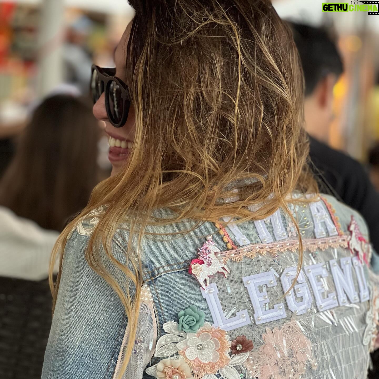 Mónica Ayos Instagram - "I'm a Legend" 💋 No lo digo yo, 🤪🤷🏼♀️ lo dice mi regalo de Navidad en mi espalda🦋🎠🦋 Feliz Navidad🎄 !!!!!!! #merrychristmas #feliznavidad #navidad #christmas