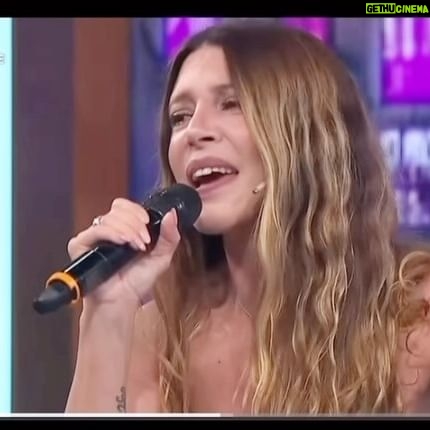 Mónica Ayos Instagram - 📺🫶🏻Segunda y última parte del MIX♥️de este Abril 2024, un resumen que no le hace justicia a todo el amor que me llevo. Gracias siempre. "🤌🏻Que me voy a ir...si siempre estoy volviendo"🇦🇷♥️