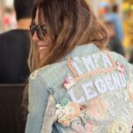 Mónica Ayos Instagram - "I'm a Legend" 💋 No lo digo yo, 🤪🤷🏼‍♀️ lo dice mi regalo de Navidad en mi espalda🦋🎠🦋 Feliz Navidad🎄 !!!!!!! #merrychristmas #feliznavidad #navidad #christmas