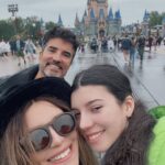Mónica Ayos Instagram - Lo prometido. Compartiendo data con seguidores de todos los rincones del mundo que nos preguntan en cada viaje . Luego de nuestra excelente experiencia de la mano de @parquesyviajes nos surgió una genuina recomendación •En IG @parquesyviajes •En Youtube PARQUES Y VIAJES •En Facebook PARQUES Y VIAJES #parquesyviajes #universalorlando #disneyorlando #viajes #viajesinolvidables @diegooliveraok