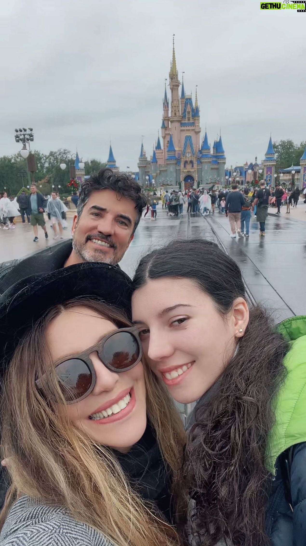 Mónica Ayos Instagram - Lo prometido. Compartiendo data con seguidores de todos los rincones del mundo que nos preguntan en cada viaje . Luego de nuestra excelente experiencia de la mano de @parquesyviajes nos surgió una genuina recomendación •En IG @parquesyviajes •En Youtube PARQUES Y VIAJES •En Facebook PARQUES Y VIAJES #parquesyviajes #universalorlando #disneyorlando #viajes #viajesinolvidables @diegooliveraok