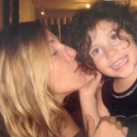 Mónica Ayos Instagram - 👑♥️♈️🥳🎂 🎞️⏳🪄🎉🎁Feliz cumpleaños Victoria de mi vida!!!! @vickydoll22 "Sentir... que es un soplo la vida, que 20 años no es nada" y vos... de ser mi bebita muñequito de puré a ser una mujer. La morocha de mi vida. Mi compañera de dibujitos y helado, mi compañera de lágrimas viendo pelis ochenteras🤣 Lo que te escriba acá no te va a sorprender porque tengo la fortuna de decírtelo todos los días. Se trata tal vez de compartir en esta red mi felicidad de ser tu mamá, mi orgullo al verte crecer tan madura, tan plantada en las decisiones de atravesar lo que venga para cumplir tus sueños, tal vez esto se trate un poco de compartir con quienes se sientan identificados frente a sus seres amados en este sentir, mis pedidos al universo por tu felicidad, por una vida hermosa colmada de plenitud en todos los aspectos, por tus anhelos, tu valentía y las buenas elecciones en tu camino. Nada que no te haya dicho, nada que no sepas. El tiempo vuela hija, y siempre te invitaré a disfrutar de esta y de cada etapa que construyas para tu destino soñado. Contas conmigo . Incondicional. Te amo tanto. Mamá