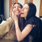 Mónica Ayos Instagram - 👑♥️♈️🥳🎂 🎞️⏳🪄🎉🎁Feliz cumpleaños Victoria de mi vida!!!! @vickydoll22 "Sentir... que es un soplo la vida, que 20 años no es nada" y vos... de ser mi bebita muñequito de puré a ser una mujer. La morocha de mi vida. Mi compañera de dibujitos y helado, mi compañera de lágrimas viendo pelis ochenteras🤣 Lo que te escriba acá no te va a sorprender porque tengo la fortuna de decírtelo todos los días. Se trata tal vez de compartir en esta red mi felicidad de ser tu mamá, mi orgullo al verte crecer tan madura, tan plantada en las decisiones de atravesar lo que venga para cumplir tus sueños, tal vez esto se trate un poco de compartir con quienes se sientan identificados frente a sus seres amados en este sentir, mis pedidos al universo por tu felicidad, por una vida hermosa colmada de plenitud en todos los aspectos, por tus anhelos, tu valentía y las buenas elecciones en tu camino. Nada que no te haya dicho, nada que no sepas. El tiempo vuela hija, y siempre te invitaré a disfrutar de esta y de cada etapa que construyas para tu destino soñado. Contas conmigo . Incondicional. Te amo tanto. Mamá