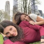 Mónica Ayos Instagram - 👑♥️♈️🥳🎂 🎞️⏳🪄🎉🎁Feliz cumpleaños Victoria de mi vida!!!! @vickydoll22 "Sentir... que es un soplo la vida, que 20 años no es nada" y vos... de ser mi bebita muñequito de puré a ser una mujer. La morocha de mi vida. Mi compañera de dibujitos y helado, mi compañera de lágrimas viendo pelis ochenteras🤣 Lo que te escriba acá no te va a sorprender porque tengo la fortuna de decírtelo todos los días. Se trata tal vez de compartir en esta red mi felicidad de ser tu mamá, mi orgullo al verte crecer tan madura, tan plantada en las decisiones de atravesar lo que venga para cumplir tus sueños, tal vez esto se trate un poco de compartir con quienes se sientan identificados frente a sus seres amados en este sentir, mis pedidos al universo por tu felicidad, por una vida hermosa colmada de plenitud en todos los aspectos, por tus anhelos, tu valentía y las buenas elecciones en tu camino. Nada que no te haya dicho, nada que no sepas. El tiempo vuela hija, y siempre te invitaré a disfrutar de esta y de cada etapa que construyas para tu destino soñado. Contas conmigo . Incondicional. Te amo tanto. Mamá
