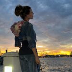 Mónica Ayos Instagram - Capucha flowers time💐 para este atardecer 🌆🌴 🫵🏻En tu cara Carrie Bradshaw 🤪🤣😂😇🙏🏻 #sexandthecityquotes 🪄✨👑💐🪡🧵♥️