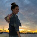 Mónica Ayos Instagram - Capucha flowers time💐 para este atardecer 🌆🌴 🫵🏻En tu cara Carrie Bradshaw 🤪🤣😂😇🙏🏻 #sexandthecityquotes 🪄✨👑💐🪡🧵♥️