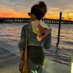 Mónica Ayos Instagram - Capucha flowers time💐 para este atardecer 🌆🌴 🫵🏻En tu cara Carrie Bradshaw 🤪🤣😂😇🙏🏻 #sexandthecityquotes 🪄✨👑💐🪡🧵♥️