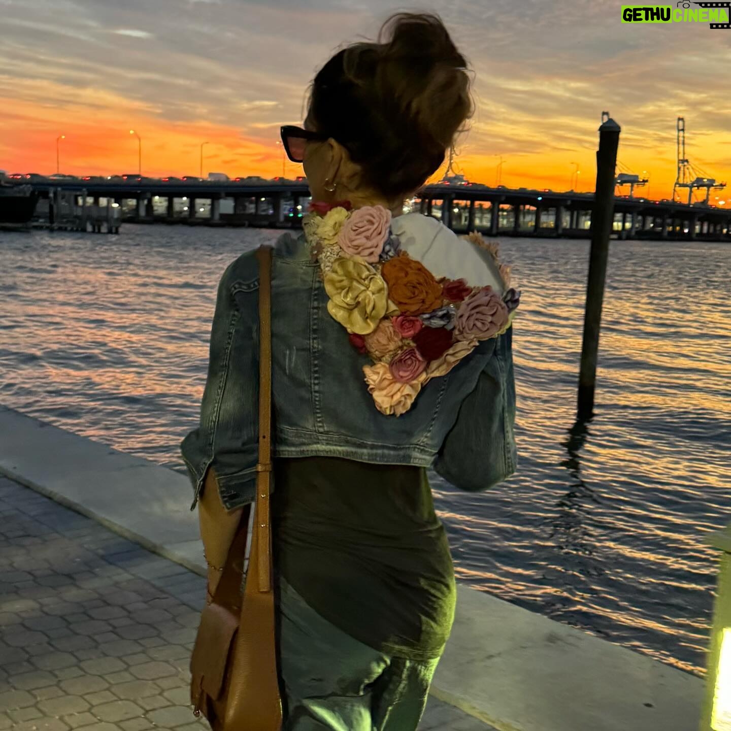 MΓ³nica Ayos Instagram - Capucha flowers timeπ para este atardecer ππ΄ π«΅π»En tu cara Carrie Bradshaw π€ͺπ€£ππππ» #sexandthecityquotes πͺβ¨πππͺ‘π§΅β₯οΈ