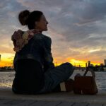 Mónica Ayos Instagram - Capucha flowers time💐 para este atardecer 🌆🌴 🫵🏻En tu cara Carrie Bradshaw 🤪🤣😂😇🙏🏻 #sexandthecityquotes 🪄✨👑💐🪡🧵♥️