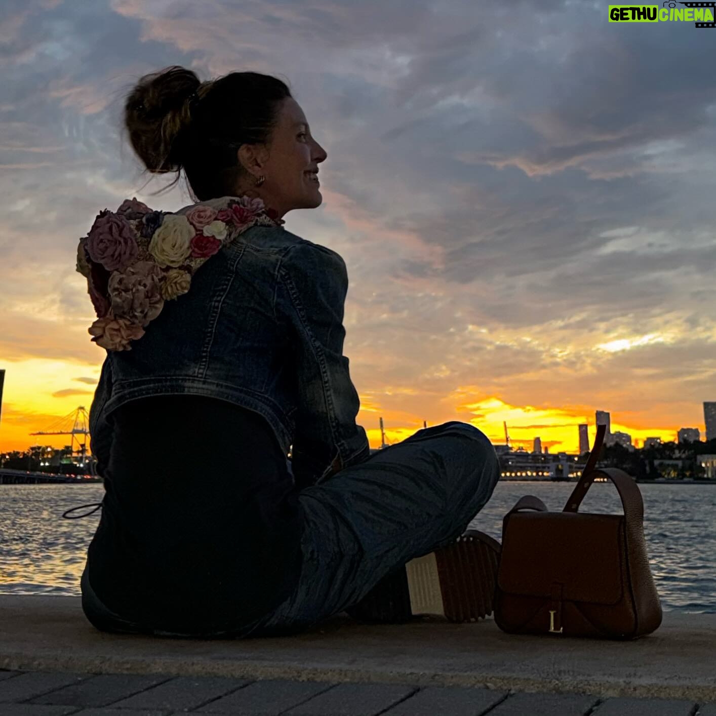 MΓ³nica Ayos Instagram - Capucha flowers timeπ para este atardecer ππ΄ π«΅π»En tu cara Carrie Bradshaw π€ͺπ€£ππππ» #sexandthecityquotes πͺβ¨πππͺ‘π§΅β₯οΈ