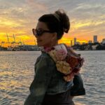 Mónica Ayos Instagram - Capucha flowers time💐 para este atardecer 🌆🌴 🫵🏻En tu cara Carrie Bradshaw 🤪🤣😂😇🙏🏻 #sexandthecityquotes 🪄✨👑💐🪡🧵♥️