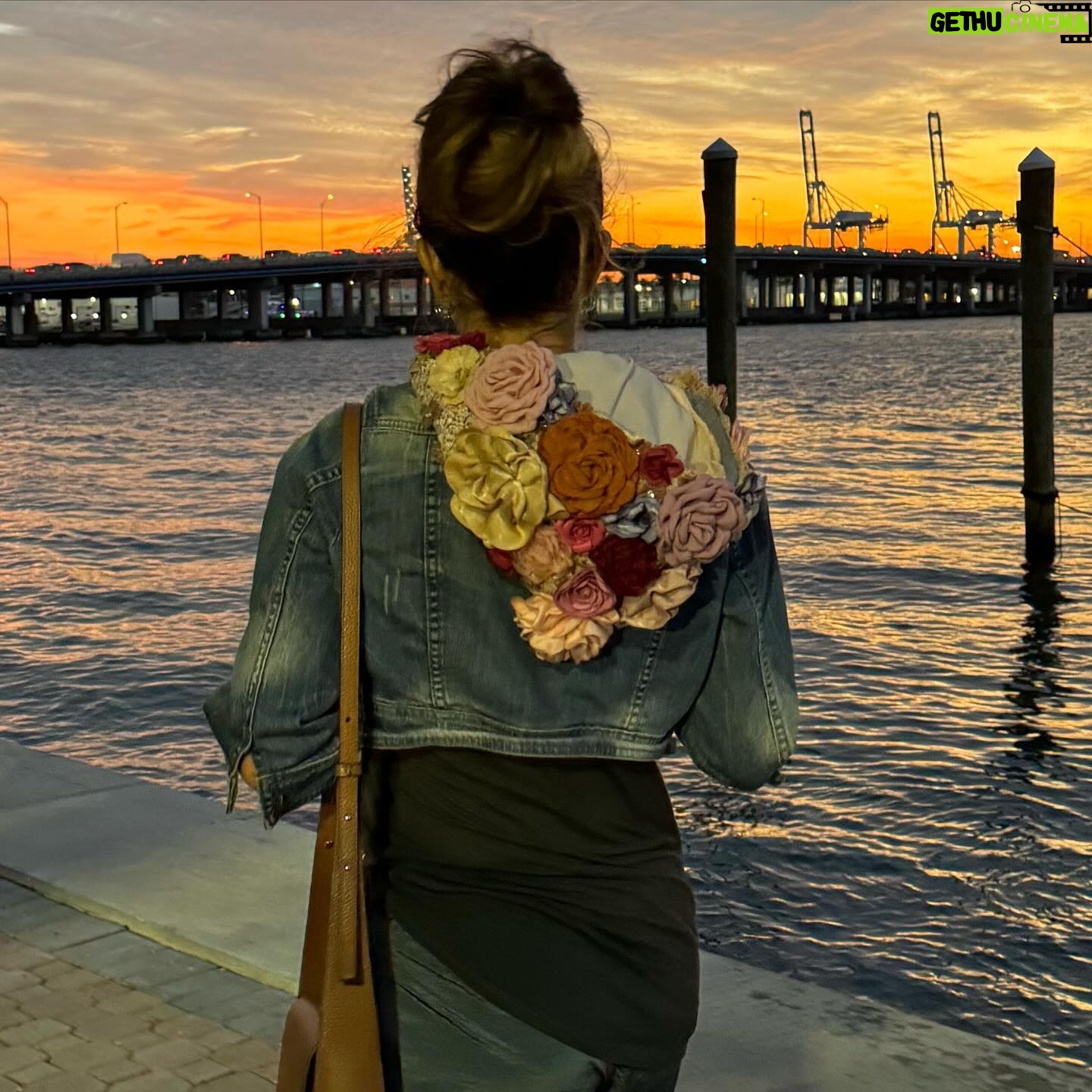 MΓ³nica Ayos Instagram - Capucha flowers timeπ para este atardecer ππ΄ π«΅π»En tu cara Carrie Bradshaw π€ͺπ€£ππππ» #sexandthecityquotes πͺβ¨πππͺ‘π§΅β₯οΈ