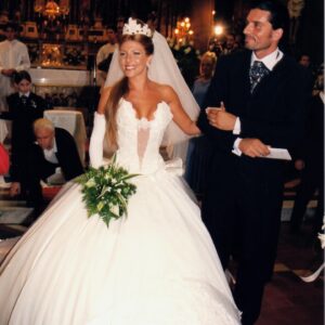 Mónica Ayos Instagram - #felizaniversario 
Hoy hace 21 años apostábamos a nosotros 👰🏼‍♀️🤵🏻💍💍
Que pedazo de historia construimos pibe! 
Dos décadas repletas de una proyección soñada y de anécdotas recorriendo el mundo juntos, celebrando nuestros triunfos y acompañando en aquellas derrotas de las que nos levantamos fortalecidos en busca de más. Crecimos juntos en todos los aspectos, y construimos este familión.
Que hermosa timba la nuestra.. esa costumbre genial de confiar y esperar...y que suerte la mía de tenerte... aunque "la suerte es la confluencia de preparación y  oportunidad" y a mí  el amor me sorprendió listísima para hacerlo desde mi versión mas grosa😇y me subí a esta aventura con vos. Con el diario del lunes, equipazo. Te amo tanto Diego Olivera. Felices 21 años de casados g0rd0!! @diegooliveraok
