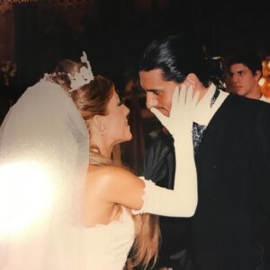 Mónica Ayos Instagram - #felizaniversario 
Hoy hace 21 años apostábamos a nosotros 👰🏼‍♀️🤵🏻💍💍
Que pedazo de historia construimos pibe! 
Dos décadas repletas de una proyección soñada y de anécdotas recorriendo el mundo juntos, celebrando nuestros triunfos y acompañando en aquellas derrotas de las que nos levantamos fortalecidos en busca de más. Crecimos juntos en todos los aspectos, y construimos este familión.
Que hermosa timba la nuestra.. esa costumbre genial de confiar y esperar...y que suerte la mía de tenerte... aunque "la suerte es la confluencia de preparación y  oportunidad" y a mí  el amor me sorprendió listísima para hacerlo desde mi versión mas grosa😇y me subí a esta aventura con vos. Con el diario del lunes, equipazo. Te amo tanto Diego Olivera. Felices 21 años de casados g0rd0!! @diegooliveraok