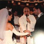 Mónica Ayos Instagram - #felizaniversario Hoy hace 21 años apostábamos a nosotros 👰🏼‍♀️🤵🏻💍💍 Que pedazo de historia construimos pibe! Dos décadas repletas de una proyección soñada y de anécdotas recorriendo el mundo juntos, celebrando nuestros triunfos y acompañando en aquellas derrotas de las que nos levantamos fortalecidos en busca de más. Crecimos juntos en todos los aspectos, y construimos este familión. Que hermosa timba la nuestra.. esa costumbre genial de confiar y esperar...y que suerte la mía de tenerte... aunque "la suerte es la confluencia de preparación y oportunidad" y a mí el amor me sorprendió listísima para hacerlo desde mi versión mas grosa😇y me subí a esta aventura con vos. Con el diario del lunes, equipazo. Te amo tanto Diego Olivera. Felices 21 años de casados g0rd0!! @diegooliveraok