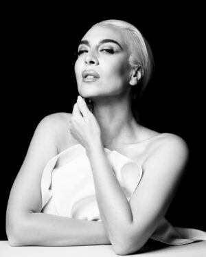 Mónica Naranjo Instagram - El orden es el principio de la disciplina 😌🤞

Photo: @ivanaguirrefotografo 
Styling: @nessdeluna   @maria.ponce.n 
Make up   Hair: @mateo.makeup
Management: @missisoranges

#LaMúsicaSana #MónicaNaranjo #PuroHitsWorldTour