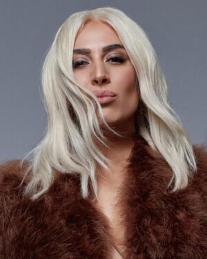 Mónica Naranjo Instagram - A que te beso…?! 😋

—
Photo - @salvamuste / Props - @luchocampos_
MUAH - @mateo.makeup   @paulasantorcuato
Styled by @_freddyalonso / Coat - @palomospain @alejandrogomezpalomo 
Management - @missisoranges 

#LaMúsicaSana #PuroHitsWorldTour
