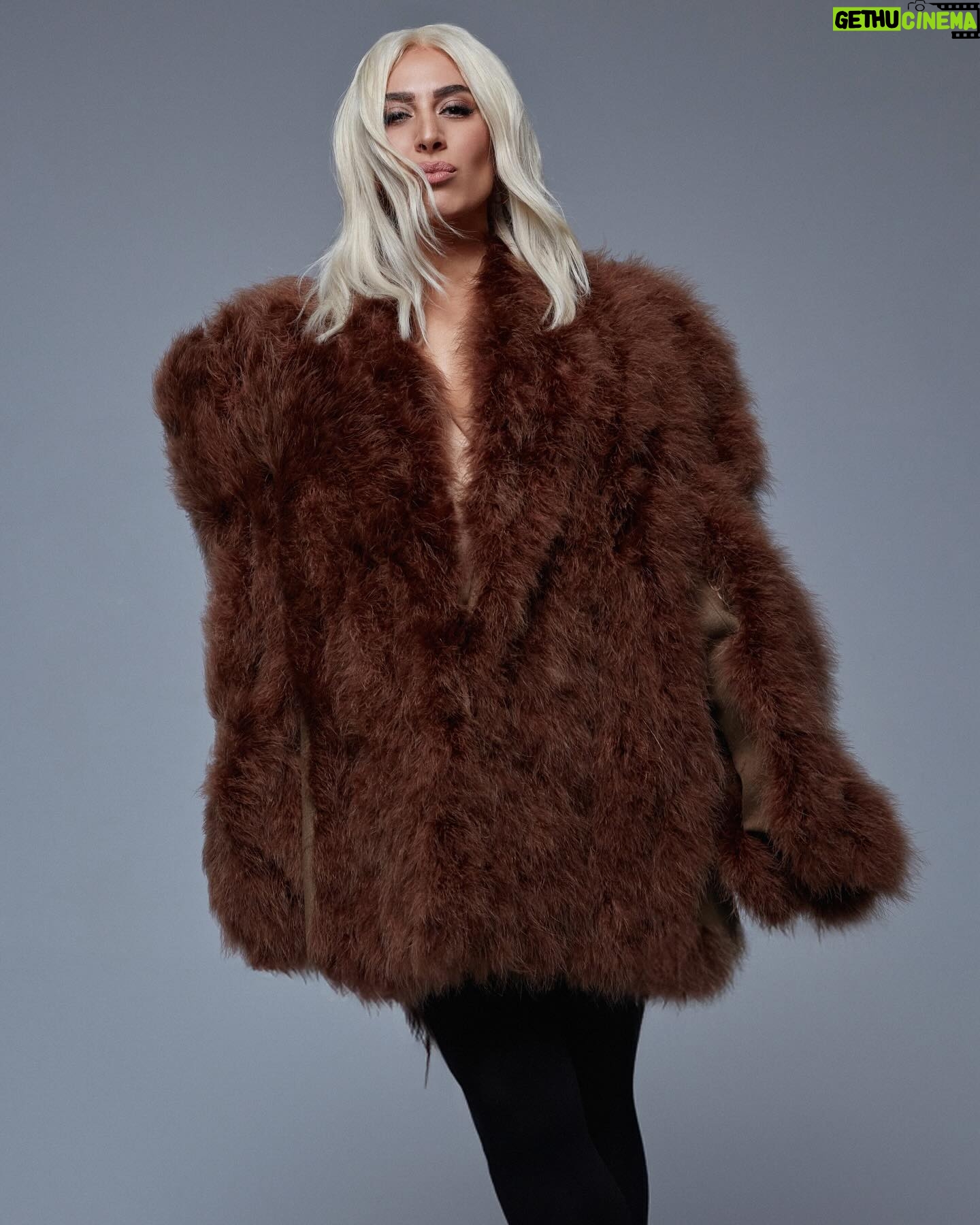Mónica Naranjo - 3 Likes - A que te beso…?! 😋
—
Photo - @salvamuste / Props - @luchocampos_
MUAH - @mateo.makeup @paulasantorcuato
Styled by @_freddyalonso / Coat - @palomospain @alejandrogomezpalomo
Management - @missisoranges
#LaMúsicaSana #PuroHitsWorldTour