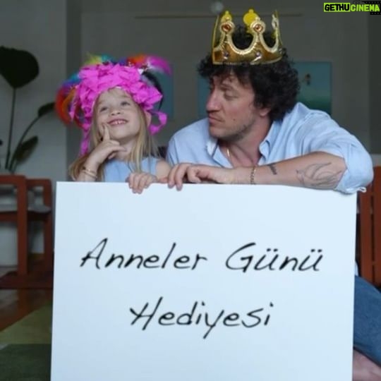 Müge Boz Instagram - Bizimkiler Anneler Günü’nü bekleyemediler, bana birbirinden güzel hediyeler almışlar. Siz de annenizi mutlu edecek harika hediyeler için Karaca Home’a bakmayı unutmayın. Hepimizin şimdiden Anneler Günü kutlu olsun! 🥰🌹🤗❤️ @karacahome #işbirliği