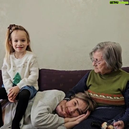 Müge Boz - 32K Likes - Akhisar hatırası 🥰❤️ Ananemi ziyarete gittik. Ben Vinå yaşındayken de bu evde toplanıp börekler mantılar yapardık. Bizim için bi aile geleneği. Canım ananem be kaç kuşağı büyüttün sen 😘
Seslendirme: #VinåStar Vol.2 ⭐️