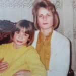 Müge Boz Instagram - Anneler Günü’nde annemin hayatını kolaylaştıracak, onun çok seveceği hediye alternatifleri için tabii ki adresim yine Karaca oldu. Ben hediye için Karaca’ya koşarken annemin de benim için bazı planları varmış. 😍 Sürprizi görünce ben çok duygulandım, videonun sonunda siz de eminim çok duygulanacaksınız. 🥹 Bazı hediyelerin yeri çok başka, Anneler Günü’nde de tüm hediyeler için nereye uğrayacağınızı biliyorsunuz. ❤ @karaca #işbirliği