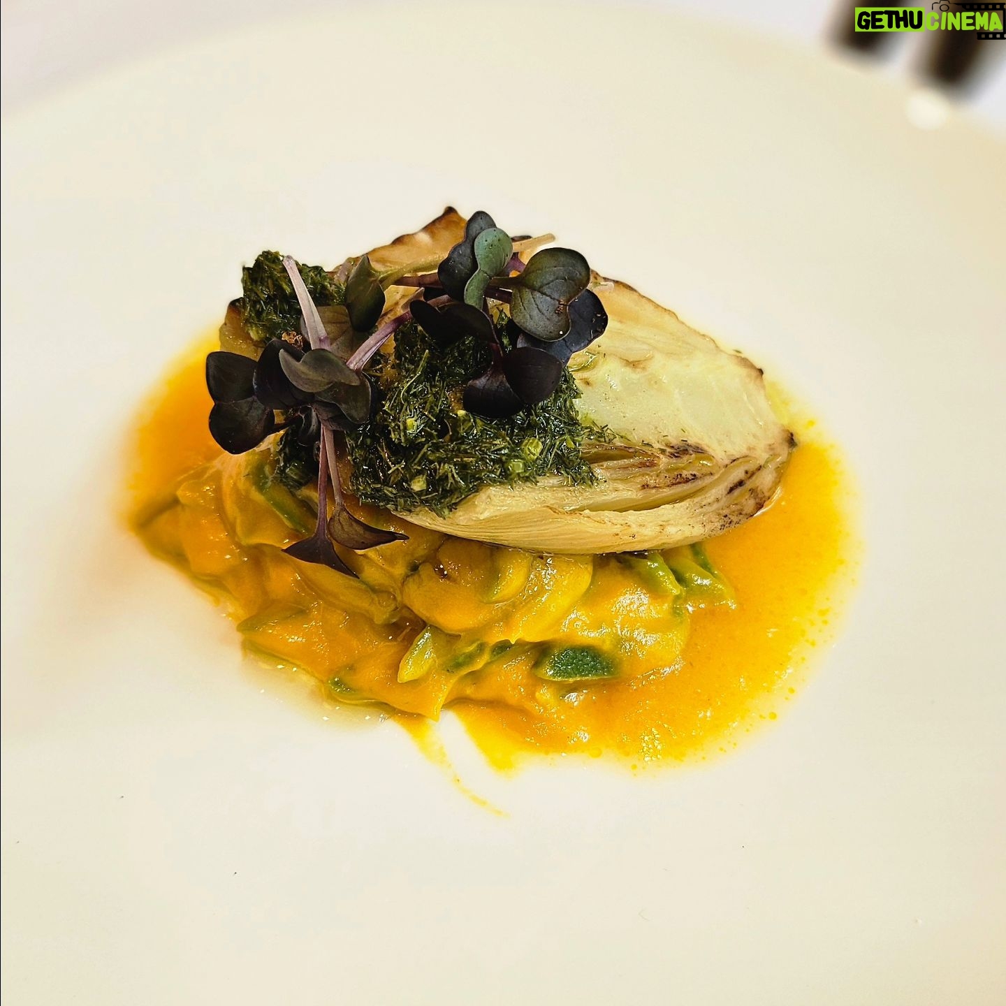 Müge Boz Instagram - Çok beğendim @telezzuz.ist 🫶 . Bitki odaklı, fine-dining bir restaurant benim İstanbul'da uzun zamandır beklediğim bir konseptti. . Her zaman söylerim, ülkemiz bitki, sebze ve meyve çeşitliliği açısından bu tarz bitki bazlı konseptlere çok açık bir ülke. Burası da çok güzel bir örneği olmuş. Ellerinize sağlık. Alışılagelmiş sebze yemeklerininin farklı yorumlarını tatmak beni o kadar mutlu etti ki. 🥰 . @toremsazakaydin beraber ne güzel bir buluşmaydı, tadı damağımda kaldı her anlamda 🥰 . Oh misss😍 #reklam