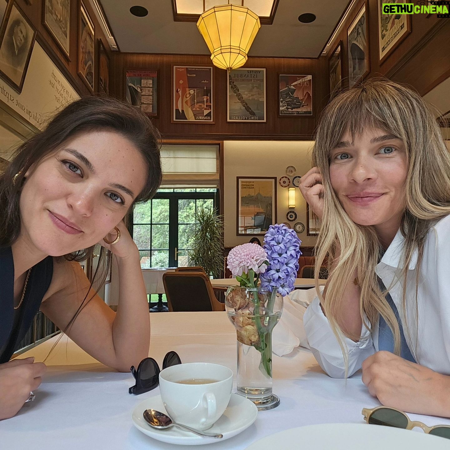 Müge Boz Instagram - Çok beğendim @telezzuz.ist 🫶 . Bitki odaklı, fine-dining bir restaurant benim İstanbul'da uzun zamandır beklediğim bir konseptti. . Her zaman söylerim, ülkemiz bitki, sebze ve meyve çeşitliliği açısından bu tarz bitki bazlı konseptlere çok açık bir ülke. Burası da çok güzel bir örneği olmuş. Ellerinize sağlık. Alışılagelmiş sebze yemeklerininin farklı yorumlarını tatmak beni o kadar mutlu etti ki. 🥰 . @toremsazakaydin beraber ne güzel bir buluşmaydı, tadı damağımda kaldı her anlamda 🥰 . Oh misss😍 #reklam