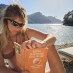 Müge Boz Instagram - Anne olmayı düşünen, hamile olan her kadın ve baba adayları bu kitabı mutlaka okumalarını tavsiye ederim. Biz Caner'le, ben Vinå'ya hamileyken okumuştuk, aşırı etkilendik. Çok faydasını gördük. Şimdi bir daha okuyoruz. Baya ağır söylemleri de var yazarın, bence hepsinde oldukça haklı. Okuyanlar var mı bu kitabı? Kitaptan bikaç alıntı bırakıyorum buraya; • Çoğu anne kendi iç durumlarının rahimlerindeki çocuk üzerindeki büyük etkiyi tahmin bile edemez. Henüz ana rahmindeyken annesinden değersiz elementler almış olan bir çocuğu hiçbir eğitimci veya öğretmen dönüştüremez. • Hamile bir kadının sadece aydınlık düşünceleri sayesinde içinde büyümekte olan tohum, kadının vereceği saf, değerli materyalleri emecek ve bir gün büyük bir sanatçı veya parlak bir bilim insanı dünyaya getirecektir. • Tabiat kadınlara özel güçler vermiştir ancak kadınlar bu gücü kötü bir biçimde kullanmış veya hiç kullanmamıştır. Kadınların, bu güçlerin farkına varmaları ve insan ırkının kaderinin kendi avuçlarında olduklarını kavramaları önemlidir. 🤰🏼❤️ ( son fotoğraf Vina'ya hamileliğimden Caner kitaba başlarken çekmiş🫶 )
