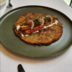 Müge Boz Instagram – Çok beğendim @telezzuz.ist 🫶
.
Bitki odaklı, fine-dining bir restaurant benim İstanbul’da uzun zamandır beklediğim bir konseptti. 
.
Her zaman söylerim, ülkemiz  bitki, sebze ve meyve çeşitliliği açısından bu tarz bitki bazlı konseptlere çok açık bir ülke. Burası da çok güzel bir örneği olmuş. Ellerinize sağlık. Alışılagelmiş sebze yemeklerininin farklı yorumlarını tatmak beni o kadar mutlu etti ki. 🥰
.
@toremsazakaydin beraber ne güzel bir buluşmaydı, tadı damağımda kaldı her anlamda 🥰
.
Oh misss😍 

#reklam
