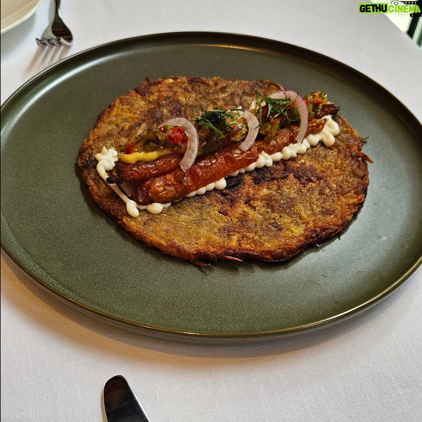 Müge Boz Instagram - Çok beğendim @telezzuz.ist 🫶 . Bitki odaklı, fine-dining bir restaurant benim İstanbul'da uzun zamandır beklediğim bir konseptti. . Her zaman söylerim, ülkemiz bitki, sebze ve meyve çeşitliliği açısından bu tarz bitki bazlı konseptlere çok açık bir ülke. Burası da çok güzel bir örneği olmuş. Ellerinize sağlık. Alışılagelmiş sebze yemeklerininin farklı yorumlarını tatmak beni o kadar mutlu etti ki. 🥰 . @toremsazakaydin beraber ne güzel bir buluşmaydı, tadı damağımda kaldı her anlamda 🥰 . Oh misss😍 #reklam