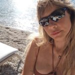 Müge Boz Instagram - Anne olmayı düşünen, hamile olan her kadın ve baba adayları bu kitabı mutlaka okumalarını tavsiye ederim. Biz Caner'le, ben Vinå'ya hamileyken okumuştuk, aşırı etkilendik. Çok faydasını gördük. Şimdi bir daha okuyoruz. Baya ağır söylemleri de var yazarın, bence hepsinde oldukça haklı. Okuyanlar var mı bu kitabı? Kitaptan bikaç alıntı bırakıyorum buraya; • Çoğu anne kendi iç durumlarının rahimlerindeki çocuk üzerindeki büyük etkiyi tahmin bile edemez. Henüz ana rahmindeyken annesinden değersiz elementler almış olan bir çocuğu hiçbir eğitimci veya öğretmen dönüştüremez. • Hamile bir kadının sadece aydınlık düşünceleri sayesinde içinde büyümekte olan tohum, kadının vereceği saf, değerli materyalleri emecek ve bir gün büyük bir sanatçı veya parlak bir bilim insanı dünyaya getirecektir. • Tabiat kadınlara özel güçler vermiştir ancak kadınlar bu gücü kötü bir biçimde kullanmış veya hiç kullanmamıştır. Kadınların, bu güçlerin farkına varmaları ve insan ırkının kaderinin kendi avuçlarında olduklarını kavramaları önemlidir. 🤰🏼❤️ ( son fotoğraf Vina'ya hamileliğimden Caner kitaba başlarken çekmiş🫶 )