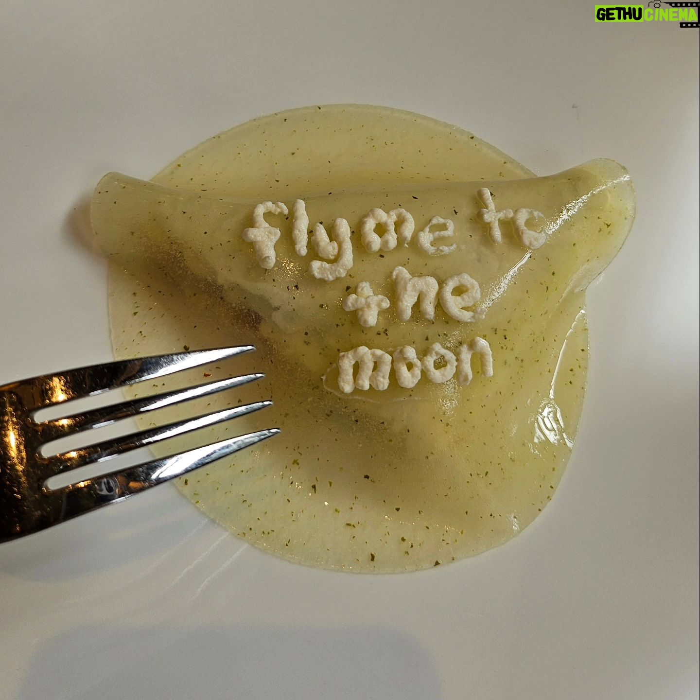 Müge Boz Instagram - Çok beğendim @telezzuz.ist 🫶 . Bitki odaklı, fine-dining bir restaurant benim İstanbul'da uzun zamandır beklediğim bir konseptti. . Her zaman söylerim, ülkemiz bitki, sebze ve meyve çeşitliliği açısından bu tarz bitki bazlı konseptlere çok açık bir ülke. Burası da çok güzel bir örneği olmuş. Ellerinize sağlık. Alışılagelmiş sebze yemeklerininin farklı yorumlarını tatmak beni o kadar mutlu etti ki. 🥰 . @toremsazakaydin beraber ne güzel bir buluşmaydı, tadı damağımda kaldı her anlamda 🥰 . Oh misss😍 #reklam