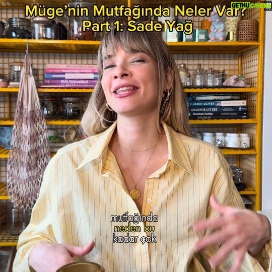 Müge Boz Instagram - 'Müge'nin mutfağında neler var? Farklı malzemeleri araştırmak ve yemek yaparken bunları kullanmak benim ilgi alanım. Çok fazla emek ve zaman harcıyorum buna. Eee baktım ki sizlerden de bana çok fazla soru geliyor, böyle bir seri yapmaya karar verdim. Part 1: ghee/sade yağ... kısaca bakalım neymiş bu ghee denen şey? Sizler mutfağınızda kullanıyor musunuz? Ve bahsettiğim ayurvedik detoksa gidenleriniz oldu mu? Ben hep istedim ama tam anlamıyla gidemedim, gidenlerden tavsiyeleri isterim mutlaka. Çok sevgiler 🥰 #mügeninmutfağındanelervar #part1
