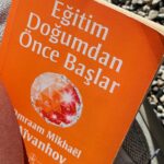 Müge Boz Instagram - Anne olmayı düşünen, hamile olan her kadın ve baba adayları bu kitabı mutlaka okumalarını tavsiye ederim. Biz Caner'le, ben Vinå'ya hamileyken okumuştuk, aşırı etkilendik. Çok faydasını gördük. Şimdi bir daha okuyoruz. Baya ağır söylemleri de var yazarın, bence hepsinde oldukça haklı. Okuyanlar var mı bu kitabı? Kitaptan bikaç alıntı bırakıyorum buraya; • Çoğu anne kendi iç durumlarının rahimlerindeki çocuk üzerindeki büyük etkiyi tahmin bile edemez. Henüz ana rahmindeyken annesinden değersiz elementler almış olan bir çocuğu hiçbir eğitimci veya öğretmen dönüştüremez. • Hamile bir kadının sadece aydınlık düşünceleri sayesinde içinde büyümekte olan tohum, kadının vereceği saf, değerli materyalleri emecek ve bir gün büyük bir sanatçı veya parlak bir bilim insanı dünyaya getirecektir. • Tabiat kadınlara özel güçler vermiştir ancak kadınlar bu gücü kötü bir biçimde kullanmış veya hiç kullanmamıştır. Kadınların, bu güçlerin farkına varmaları ve insan ırkının kaderinin kendi avuçlarında olduklarını kavramaları önemlidir. 🤰🏼❤️ ( son fotoğraf Vina'ya hamileliğimden Caner kitaba başlarken çekmiş🫶 )