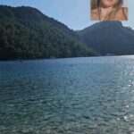 Müge Boz Instagram – Anne olmayı düşünen, hamile olan her kadın ve baba adayları bu kitabı mutlaka okumalarını tavsiye ederim.  Biz Caner’le, ben Vinå’ya hamileyken okumuştuk, aşırı etkilendik. Çok faydasını gördük. Şimdi bir daha okuyoruz. Baya ağır söylemleri de var yazarın, bence hepsinde oldukça haklı. 
Okuyanlar var mı bu kitabı? 
Kitaptan bikaç alıntı bırakıyorum buraya;
• 
Çoğu anne kendi iç durumlarının rahimlerindeki çocuk üzerindeki büyük etkiyi tahmin bile edemez. Henüz ana rahmindeyken annesinden değersiz elementler almış olan bir çocuğu hiçbir eğitimci veya öğretmen dönüştüremez. 
•
Hamile bir kadının sadece aydınlık düşünceleri sayesinde içinde büyümekte olan tohum, kadının vereceği saf, değerli materyalleri emecek ve bir gün büyük bir sanatçı veya parlak bir bilim insanı dünyaya getirecektir. 
•
Tabiat kadınlara özel güçler vermiştir ancak kadınlar bu gücü kötü bir biçimde kullanmış veya hiç kullanmamıştır. Kadınların, bu güçlerin farkına varmaları ve insan ırkının kaderinin kendi avuçlarında olduklarını kavramaları önemlidir. 🤰🏼❤️ ( son fotoğraf Vina’ya hamileliğimden Caner kitaba başlarken çekmiş🫶 )
