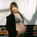 Müge Boz Instagram – Last call 🤰🏼
.
Doğum zamanı yaklaştıkça etraftan sıkça duyduğum bir laf var; Allah kurtarsın🤨 Hamilelik neden bazılarının gözünde kurtulunması gereken bir şey? Doğum yapacak bir anneye hapishanedekilere de söylenen cümlenin aynısının söylenmesinin onu daha da panikleteceğini kimse düşünmüyor mu? 
Neden hamilelik ve annelikle ilgili bu olumsuz söylemler dilimize yerleşmiş? 
.
Bu düşüncelerle son haftama giriş yapıyorum 😇🧿🙏

 📸 @camiruizlora from Berlin 📍
Styling 🌹 @berilkayar