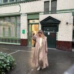 Müge Boz Instagram - Berlin babymoon dump 🤰🏼💌 1. Berilto'mla biraz fashion🫶 tarzına bayıldığım @berilkayar 2. Bi de beni tek çek bitte... 3. Kafamın karışıklığı denediğim ayakkabıların farklı tarzından belli🤔 4. Harika bir yemek yemeye gidiyoruz. 5. Michelin Star @long_march_canteen 👏 kesinlikle berlin gidilecekler listesine not edilsin👍 6. Michelin star close up'ım 😘 7. Bir takım sanatsal denemeler 😋 8. Berliners😎 9. Bu elbiseyi acaba daha ne kadar giymeye devam edebilirim... 10. Yemekler mükemmeldi bebişkoda fıldır fıldır taklalar attı yemekten sonra 😇🥰