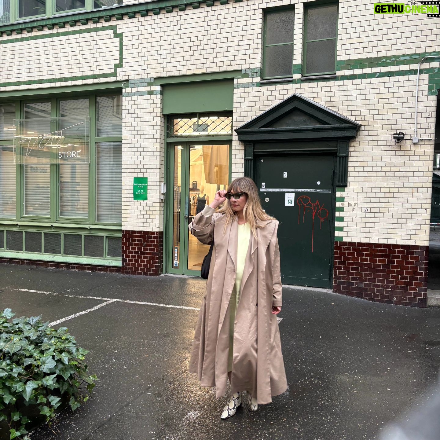 Müge Boz Instagram - Berlin babymoon dump 🤰🏼💌 1. Berilto'mla biraz fashion🫶 tarzına bayıldığım @berilkayar 2. Bi de beni tek çek bitte... 3. Kafamın karışıklığı denediğim ayakkabıların farklı tarzından belli🤔 4. Harika bir yemek yemeye gidiyoruz. 5. Michelin Star @long_march_canteen 👏 kesinlikle berlin gidilecekler listesine not edilsin👍 6. Michelin star close up'ım 😘 7. Bir takım sanatsal denemeler 😋 8. Berliners😎 9. Bu elbiseyi acaba daha ne kadar giymeye devam edebilirim... 10. Yemekler mükemmeldi bebişkoda fıldır fıldır taklalar attı yemekten sonra 😇🥰