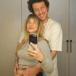 Müge Boz Instagram – Dumplandınız 🫠💫❤️😇neler olmuş neler 
1- enerjimi artırmak için Vinå bana bu parlak sticker’ı yapıştırdı. Bence bu 3. Göz muhabbetlerini doğuştan biliyo 🤭
2- Caner’in ellerinin tüm göbeğimi kaplaması peki 😆Aşırı seviyorum bebeklerim 🥰 
3- Son kotlar… düğmelerin kapanmasına 1 var. 
4- Bu ışıltılı hayatı sen mi seçtin minnoşum😜#VinåStar
5- Caner’in her zaman Vina’ya gururla bakması….
6- Carnaval / minişin okulundaki karnaval etkinliğinden hatıra
7- Kaş boyama trendi geri döndü… bu işte çok iyisin be minnoşum.
8- Olumlamalar artık her yerde…Aldım kabul ettim kilo yapmıyo😜 777 🙌
9- Hamilelik kozumu kullanıp cheesecake imi de yediğim bir an… 
10- Çekim hazırlığı… yıllardır hayalim olan yeni bir projeye başlıyorum. Nazar boncuklarımı bolca koyuyorum 🧿🧿🧿🧿