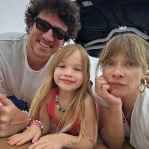 Müge Boz Instagram - Seninleyken hep en şanslı,  hep ışık dolu, hep ışıl ışıl hissediyorum. Seninle beraber yürümek, yaşamak, sevmek, sevgi saçmak ne kadar değerli... Iyi ki doğdun may lav.❤️ Nice nice 'en' lerle dolu yıllara...  Always Luckies 😉 @canererdeniz🥂